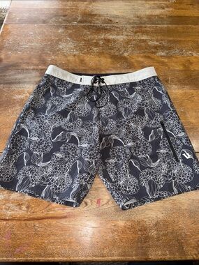 Vuori Infinity Boardshort SZ 32 EUC.  Summer beach coastal gym sporty style 383